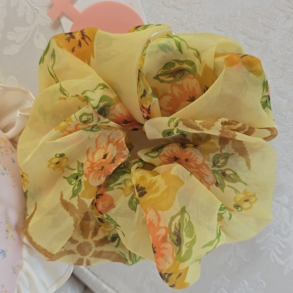NWT Selkie The Creme Brulee Scrunchie OS Yellow - Picture 2 of 6